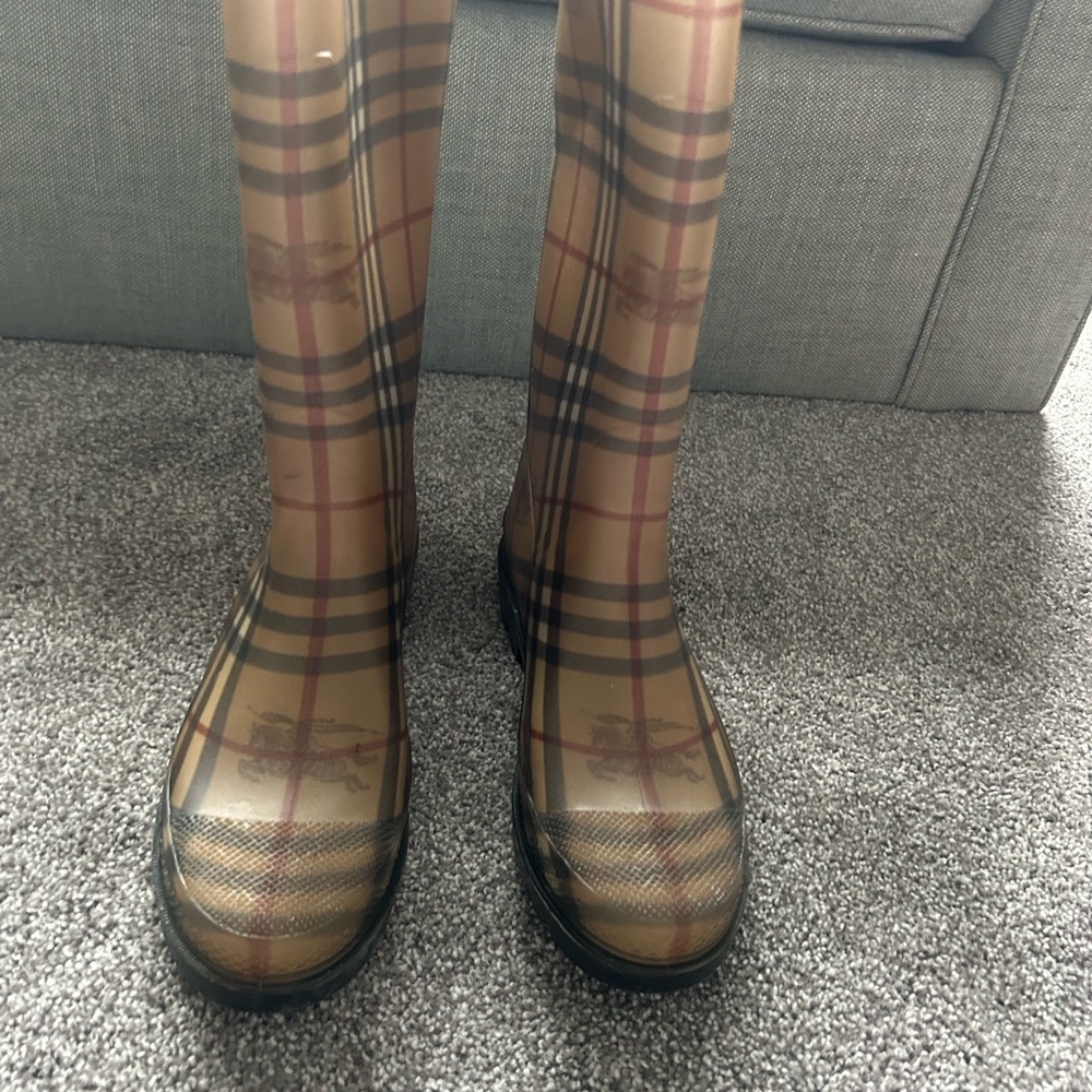 Burberry Beige Plaid Wellington Boots with Black Soles - Picture 2 of 8